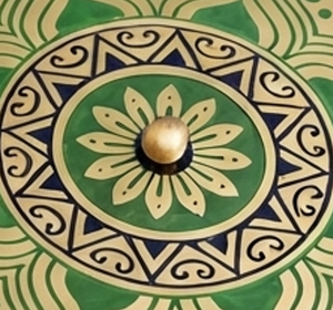 Boîte de rangement ronde en métal avec couvercle floral mandala vert, design bohème fait main pour le salon - Product Image 2