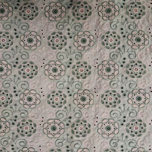 Tissu en coton brodé ajouré floral vert menthe et rose poudré, motif médaillon, broderie intégrale, le plus vendu - Product Image 1