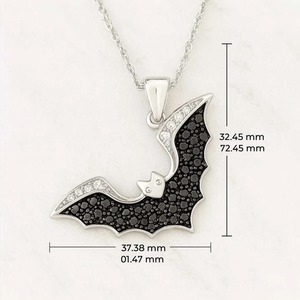 Pendentif chauve-souris néo-gothique en or blanc 18 carats, noir, avec ailes pavées de diamants et bords en diamants blancs - Product Image 2