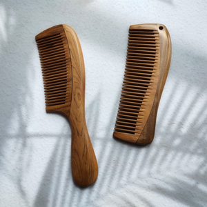 Peigne en bois naturel de haute qualité pour masser les cheveux et les coiffer, fabriqué à partir d'artisanat naturel vietnamien - Product Image 4