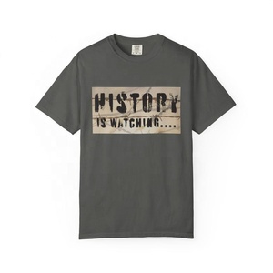 Camiseta de Hombre con Estampado History Is Watching, Manga Corta, Cuello Redondo, Corte Regular, 100% Algodón Jersey - Product Image 1