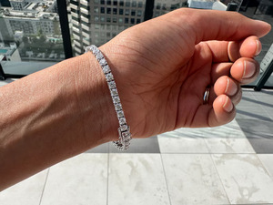Bracelet tennis pour femme plaqué rhodium, serti de diamants ronds taille brillant, style classique, en alliage - Product Image 2