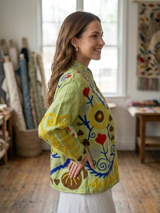 Veste ALIF de luxe en tissu TNT vert sauge pour femme, faite à la main, broderie florale multicolore, style bohème, vente en gros B2B, légère et à séchage rapide - Product Image 3