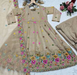 ชุดเดรสผู้หญิง VISHNU K DESIGNS แบบ Sharara พร้อมผ้าคลุมไหล่ ทรงปกติ ผ้าไหมเนื้อนุ่มแบบธรรมชาติ แต่งลายปักดอกไม้หลากหลายแบบ ประดับเลื่อม ดีไซน์ทันสมัย - Product Image 6