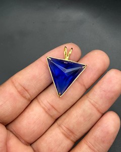 Collier pendentif triangle en quartz bleu plaqué or, bijou minimaliste en cristal, pierre énergétique de guérison, cadeau pour femme - Product Image 4