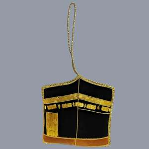 งานฝีมือตกแต่งผนังรูปกะอ์บะฮ์แบบแขวน – งานปักสีดำและสีทอง ของตกแต่งบ้านสไตล์อิสลาม สำหรับรอมฎอนและอีดมูบารัค - Product Image 1