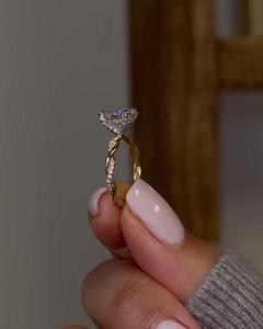 Anillo de compromiso con diamante ovalado cultivado en laboratorio certificado por IGI, oro macizo de 14K y 18K, banda de canal graduada de 7 piedras, venta al por mayor B2B de fábrica - Product Image 5