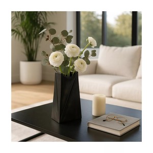 Vase de table minimaliste en métal Arc Bloom, finition noire mate, fait main, hauteur 23,5 cm - Product Image 4