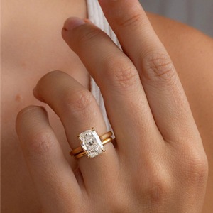 Elegante Anillo de Compromiso Solitario de Oro Amarillo de 14K con Diamante de Laboratorio de Corte Cojín de 3.50 Quilates, 4 Garras y Banda Catedral de 2MM - Product Image 5