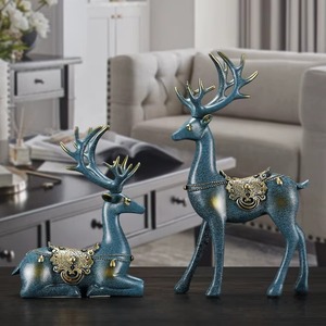 Élégantes décorations de rennes bleues et dorées pour la décoration des fêtes, la mise en valeur des consoles et les intérieurs modernes, fabriquées à la main en Inde - Product Image 4