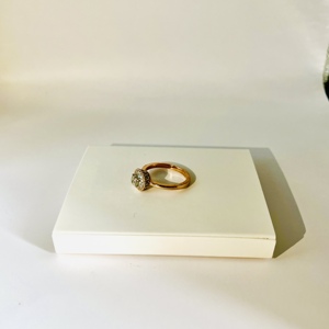 Anillo de Compromiso de Lujo para Mujer en Oro Rosa de 14K con Diamante Natural de Corte Brillante Redondo y Diamantes Laterales Incrustados Color H - Product Image 3