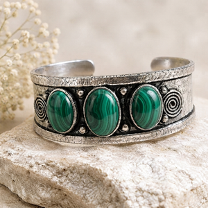Bracelet manchette bohème en malachite à trois pierres ovales serties, fait main, en laiton plaqué argent/or, réglable, style vintage, pour femme - Product Image 3