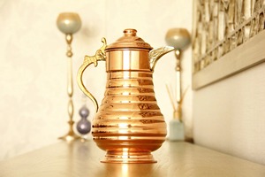 Carafe à eau en cuivre à finition brillante, couleur unie, finition lisse, article de gros personnalisé en usine - Product Image 2