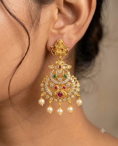 Pendientes de diseñador con diseño de la diosa Laxmi, con incrustaciones de diamantes americanos y perlas colgantes, estilo tradicional del sur de la India para bodas. - Product Image 2
