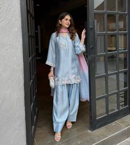 เสื้อผ้าผู้หญิงเนื้อผ้านุ่มพร้อมกางเกงฟาร์ชี งานฝีมือที่ดีที่สุดจากอินเดีย เสื้อผ้าเย็บแบบเรียบง่ายทันสมัยสำหรับแฟชั่นประจำวัน จำหน่ายราคาส่ง - Product Image 1