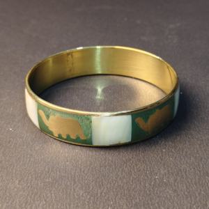 Bracelet unique en résine et laiton avec incrustations d'éléphant et de chameau - Bijou ethnique indien à motif animalier, style mosaïque artisanal - Product Image 3