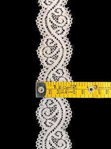 Cinta de encaje de nailon blanco premium al por mayor de fábrica con borde festoneado – Encaje con patrón de volutas vintage para prendas de vestir - Product Image 4