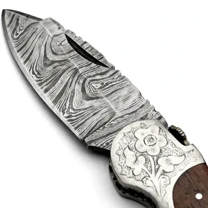 Cuchillos de Caza Plegables Marrones con Mango Grabado, Accesorios Metálicos y Hoja con Diseño para Equipamiento de Camping y Colecciones de Cuchillos de Viaje - Product Image 5