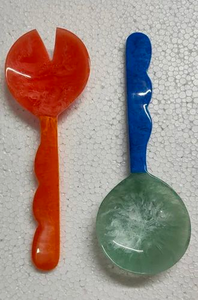 Cuillères et fourchettes à salade en résine colorée écologiques faites à la main - Durables, compatibles lave-vaisselle, micro-ondes et four, pour restaurants - Product Image 2