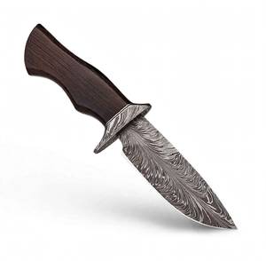 Herramienta de preparación de acero damasco grabado con ácido de alto contraste, con perfil de punta caída y mango de madera. - Product Image 1