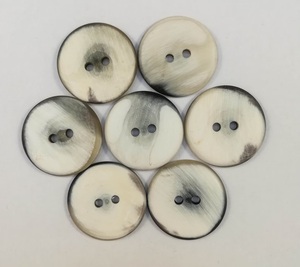 Bouton de corne de buffle de conception de luxe de haute qualité hommes et femmes chemises et t-shirts utilisent le bouton de corne personnalisé de vente de trou d'usine - Product Image 1