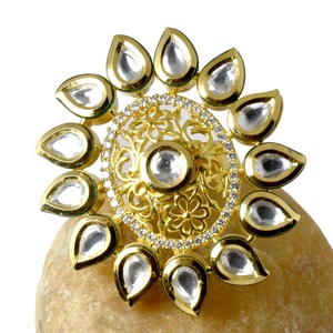 Bague Kundan plaquée or 22 carats, ajustable, avec zircon cubique taille poire et émail vert, style statement, pour tenue de mariée indienne traditionnelle - Product Image 4