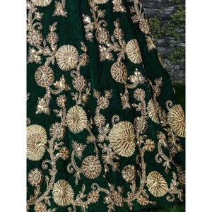 Accesorios Étnicos: Lehenga Choli de Terciopelo Bordado en Verde Botella con Dupatta Verde Pastel - Product Image 2