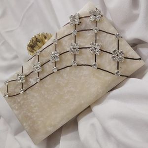 Pochette de soirée élégante pour femme, artisanat en résine tendance - Product Image 1