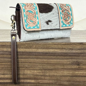 กระเป๋าคลัทช์หนังวัวแท้ลายแกะสลักสีเทอร์ควอยซ์สำหรับผู้หญิง ดีไซน์ทันสมัย ขนาดบาง ใส่เงินสดและบัตรได้ พร้อมสายคล้องมือ ใช้ได้ทุกวัน - Product Image 4