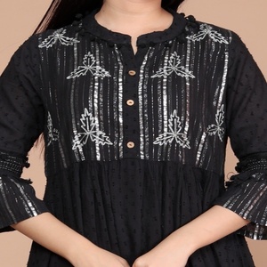 Robe élégante en coton noir avec broderies complexes et design à volants pour un style contemporain chic - Product Image 3