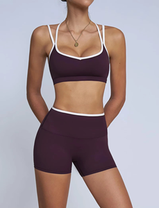 Conjunto de sujetador y pantalones cortos deportivos de compresión transpirables con estampado y doble tirante, de cintura alta elástica para mujer - Product Image 3