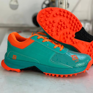 รองเท้าฝึกซ้อมคริกเก็ตสำหรับมืออาชีพ พื้นยางแบบมีปุ่ม ระบายอากาศได้ดี เหมาะสำหรับสนามหญ้าเทียม เย็บสองชั้น ปรับแต่งได้ตามต้องการ สำหรับใช้ในสโมสร - Product Image 1