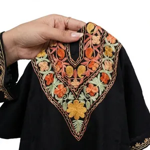 Kurti Pheran élégant noir jais avec broderie florale Aari multicolore - Product Image 5