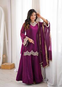Robe Anarkali traditionnelle indienne et pakistanaise pour femmes en soie violette, longueur au sol, avec dupatta, tenue de mariage - Product Image 5