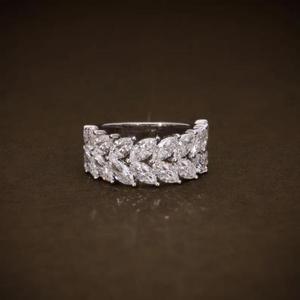 Anillo de eternidad de diamantes de corte marquesa de lujo en oro blanco, elegante anillo de boda para mujer, regalo de aniversario para ella. - Product Image 1