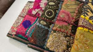 Carnet brodé fait main en tissu de sari, carnet vintage en soie, journal ethnique, papeterie écologique pour cadeau et vente en gros - Product Image 4