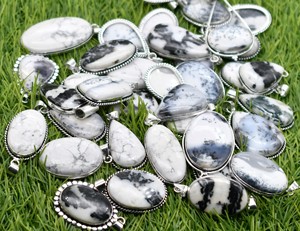 Pendentifs en pierres précieuses mélangées de style chrétien vintage Prem Bhaya, en howlite, opale dendrite, jaspe zèbre, plaqué argent antique - Product Image 4