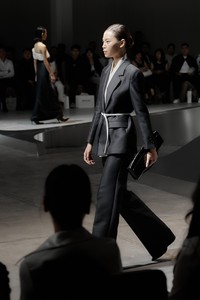 เสื้อสูทผู้หญิงขายส่ง ODM ODILE เสื้อเบลเซอร์คอสองชั้น สายคาดเอวแบบเรียบหรู ความยาวเต็มตัว กระดุมแถวเดียว ผ้าทออย่างดี - Product Image 3