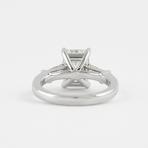 Bague de fiançailles en diamant taille émeraude, sertie de griffes, bijoux fins classiques pour femmes - Product Image 4