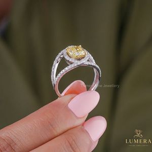 Bague de fiançailles en or avec diamant jaune fantaisie taille coussin certifié IGI, double halo ouvert, design de créateur - Product Image 5