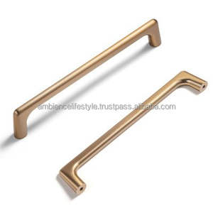 Tirador metálico tradicional adecuado para puertas de armarios clásicos, cajones y muebles de estilo herencia. - Product Image 1