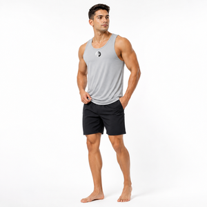 Construcción ligera que permite un movimiento fácil con la camiseta sin mangas Man Tank Top, ideal para actividades al aire libre y rutinas diarias. - Product Image 6