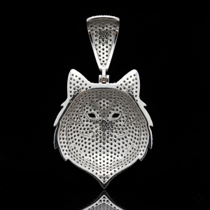 Colgante Personalizado con Cabeza de Lobo Alfa, Incrustado con Diamantes Blancos y Negros, Hecho a Mano en Oro Blanco 925 con Micropavé Detallado - Product Image 3