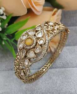 Bracelet ouvrable en moissanite de qualité supérieure, finition dorée, convient à toutes les tenues, design élégant et chic, idéal pour les soirées et le bureau. - Product Image 6