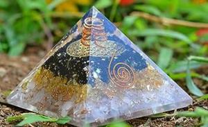 Pirámide de Orgón de Cristal de Lujo REIGN on RESIN con Diseño Multicapa, Alambre de Cobre Enrollado, Hecho a Mano, Símbolo Personalizable - Product Image 4