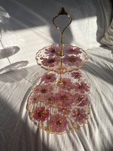 Présentoir à gâteaux de luxe en résine rose, idéal pour la présentation de pâtisseries, la décoration intérieure et les événements spéciaux – Vente en gros depuis l'Inde - Product Image 1