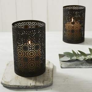 Porte-bougie artisanal en métal, de forme élégante pour les intérieurs raffinés, offrant une lumière douce, une harmonie visuelle et une beauté durable. - Product Image 3