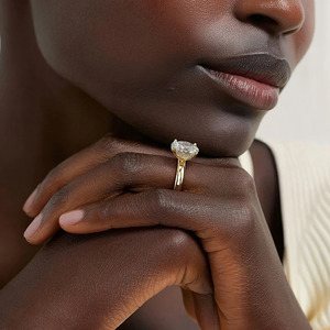 Anillo de compromiso clásico con diamante solitario de cuatro puntas - Product Image 6