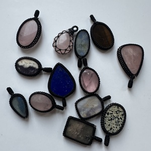 Pendentifs TFH en pierres semi-précieuses, lot de 13 pièces et 233 grammes, pierres polies à la main, pierres aux couleurs vibrantes et cabochons étonnants - Product Image 3