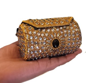 Bolso de Mano de Novia Rectangular de Lujo con Adornos de Perlas, Forro de Satén, Cierre Magnético y Detalles de Pedrería - Regalo - Product Image 4